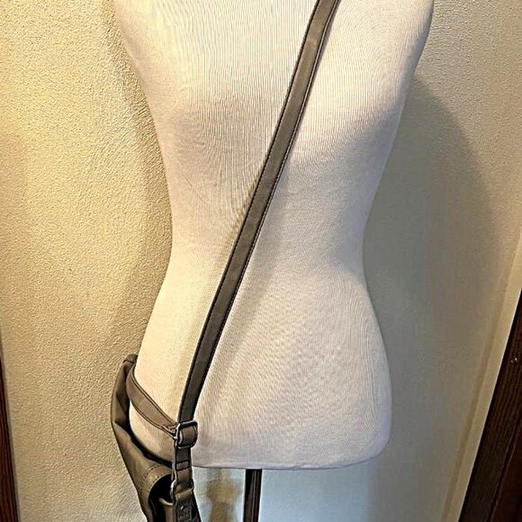 Relic Medium Crossbody Bag Purse Snap closure many pockets Soft Gray 11X10X2.5 - Picture 2 of 7